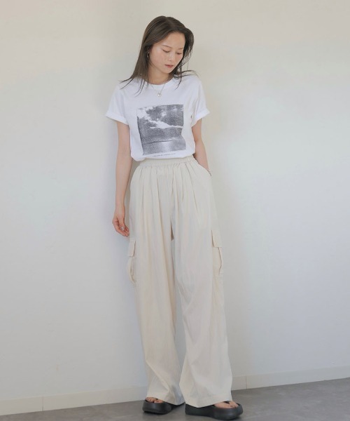 Reurie'(レウリィ)の「グラフィックプリントT/graphic print T 半袖 クルーネック フォトプリント 前面プリント モノクロ 大人カジュアル シンプル ベーシック ストリート 韓国 白 ホワイト 黒 ブラック(Tシャツ/カットソー・レディース・ブラック/ホワイト・FREE)」の22枚目の写真