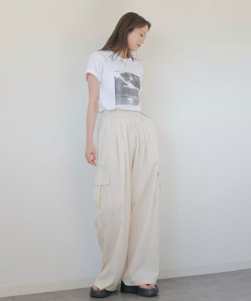 Reurie'(レウリィ)の「グラフィックプリントT/graphic print T 半袖 クルーネック フォトプリント 前面プリント モノクロ 大人カジュアル シンプル ベーシック ストリート 韓国 白 ホワイト 黒 ブラック(Tシャツ/カットソー・レディース・ブラック/ホワイト・FREE)」の4枚目の写真