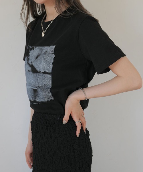 Reurie'(レウリィ)の「グラフィックプリントT/graphic print T 半袖 クルーネック フォトプリント 前面プリント モノクロ 大人カジュアル シンプル ベーシック ストリート 韓国 白 ホワイト 黒 ブラック(Tシャツ/カットソー・レディース・ブラック/ホワイト・FREE)」の8枚目の写真
