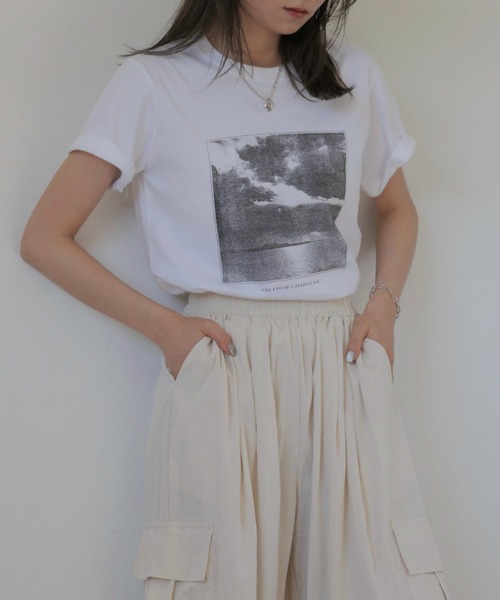 Reurie'(レウリィ)の「グラフィックプリントT/graphic print T 半袖 クルーネック フォトプリント 前面プリント モノクロ 大人カジュアル シンプル ベーシック ストリート 韓国 白 ホワイト 黒 ブラック(Tシャツ/カットソー・レディース・ブラック/ホワイト・FREE)」の12枚目の写真