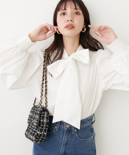 natural couture(ナチュラルクチュール)の「【ako】シャーリングカフスBIGボータイブラウス(シャツ/ブラウス・レディース・ベージュ/ネイビー/その他1/その他2/オフホワイト・FREE)」の2枚目の写真