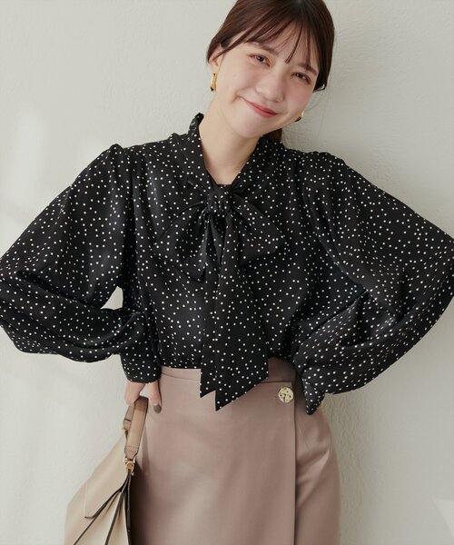 natural couture(ナチュラルクチュール)の「【ako】シャーリングカフスBIGボータイブラウス(シャツ/ブラウス・レディース・ベージュ/ネイビー/その他1/その他2/オフホワイト・FREE)」の10枚目の写真