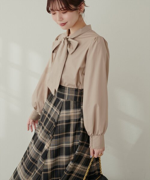 natural couture(ナチュラルクチュール)の「【ako】シャーリングカフスBIGボータイブラウス(シャツ/ブラウス・レディース・ベージュ/ネイビー/その他1/その他2/オフホワイト・FREE)」の3枚目の写真
