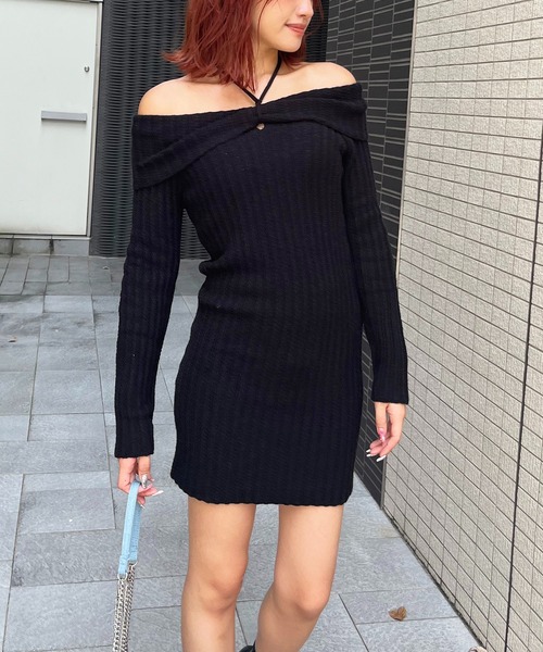SPIRALGIRL(スパイラルガール)の「ツイストチョーカーリボンオフショルニットワンピース(ワンピース・レディース・オフホワイト/ブラック/グレー・FREE)」の1枚目の写真