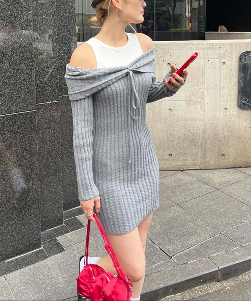 SPIRALGIRL(スパイラルガール)の「ツイストチョーカーリボンオフショルニットワンピース(ワンピース・レディース・オフホワイト/ブラック/グレー・FREE)」の4枚目の写真