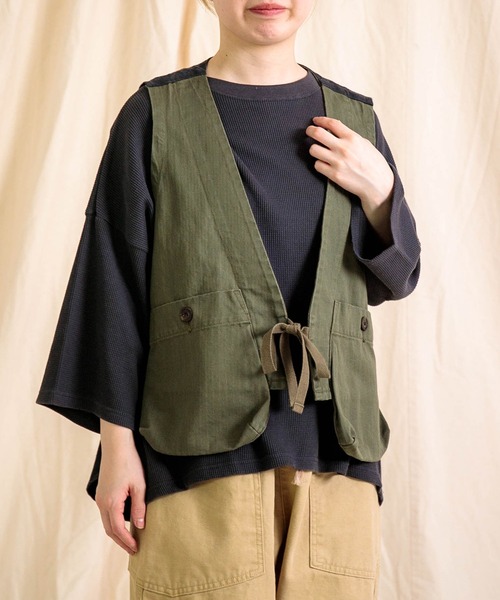 Brocante（ブロカント）の「[Brocante / ブロカント] ヘリンボン シャスジレ（ベスト・レディース・アイボリー/オリーブ/ネイビー・2）」の7枚目の写真