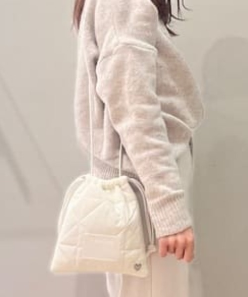 & chouette(アンドシュエット)の「キルティングショルダーバッグ(ショルダーバッグ・レディース・ブラック/オフホワイト/ライトグレー/ピンク/ダークブルー/ミント・FREE)」の2枚目の写真