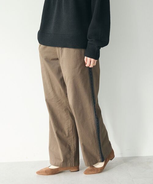 CRAFT STANDARD BOUTIQUE(クラフトスタンダードブティック)の「刺繍ライン入ツイルパンツ(チノパンツ・レディース・カーキ/チャコールグレー・M/L)」の1枚目の写真