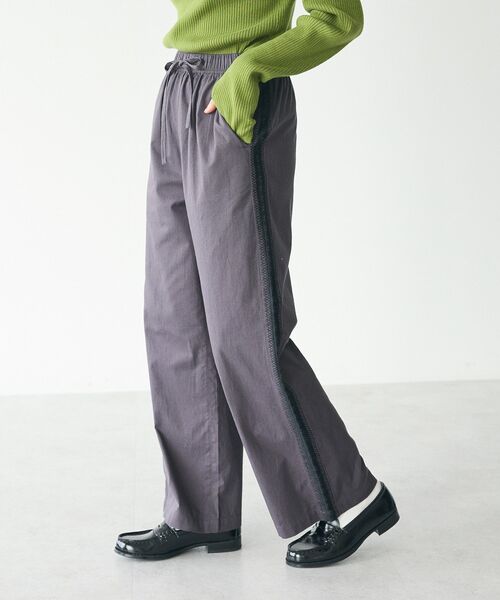 CRAFT STANDARD BOUTIQUE(クラフトスタンダードブティック)の「刺繍ライン入ツイルパンツ(チノパンツ・レディース・カーキ/チャコールグレー・M/L)」の2枚目の写真