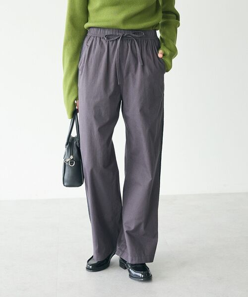 CRAFT STANDARD BOUTIQUE(クラフトスタンダードブティック)の「刺繍ライン入ツイルパンツ(チノパンツ・レディース・カーキ/チャコールグレー・M/L)」の4枚目の写真