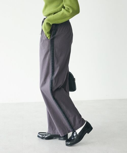 CRAFT STANDARD BOUTIQUE(クラフトスタンダードブティック)の「刺繍ライン入ツイルパンツ(チノパンツ・レディース・カーキ/チャコールグレー・M/L)」の5枚目の写真