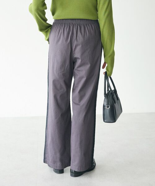 CRAFT STANDARD BOUTIQUE(クラフトスタンダードブティック)の「刺繍ライン入ツイルパンツ(チノパンツ・レディース・カーキ/チャコールグレー・M/L)」の6枚目の写真