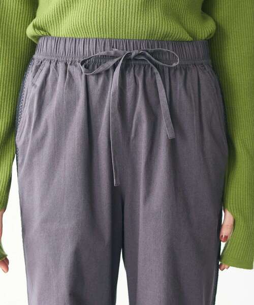 CRAFT STANDARD BOUTIQUE(クラフトスタンダードブティック)の「刺繍ライン入ツイルパンツ(チノパンツ・レディース・カーキ/チャコールグレー・M/L)」の7枚目の写真