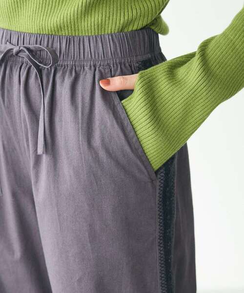 CRAFT STANDARD BOUTIQUE(クラフトスタンダードブティック)の「刺繍ライン入ツイルパンツ(チノパンツ・レディース・カーキ/チャコールグレー・M/L)」の8枚目の写真