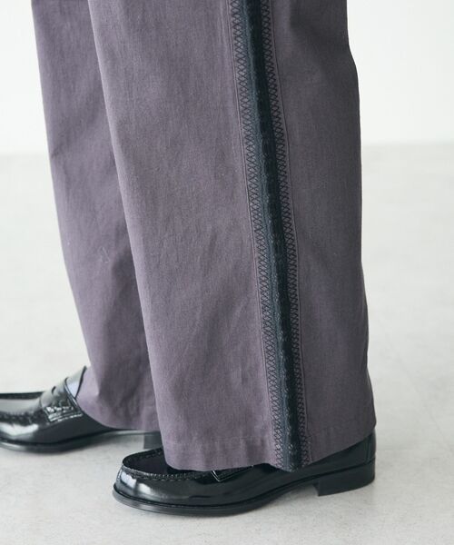 CRAFT STANDARD BOUTIQUE(クラフトスタンダードブティック)の「刺繍ライン入ツイルパンツ(チノパンツ・レディース・カーキ/チャコールグレー・M/L)」の9枚目の写真