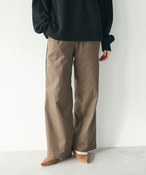 CRAFT STANDARD BOUTIQUE(クラフトスタンダードブティック)の「刺繍ライン入ツイルパンツ(チノパンツ・レディース・カーキ/チャコールグレー・M/L)」の13枚目の写真