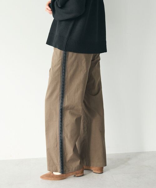CRAFT STANDARD BOUTIQUE(クラフトスタンダードブティック)の「刺繍ライン入ツイルパンツ(チノパンツ・レディース・カーキ/チャコールグレー・M/L)」の14枚目の写真
