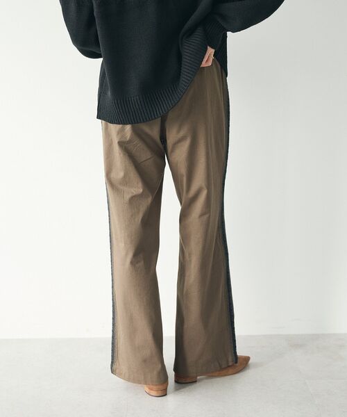 CRAFT STANDARD BOUTIQUE(クラフトスタンダードブティック)の「刺繍ライン入ツイルパンツ(チノパンツ・レディース・カーキ/チャコールグレー・M/L)」の15枚目の写真