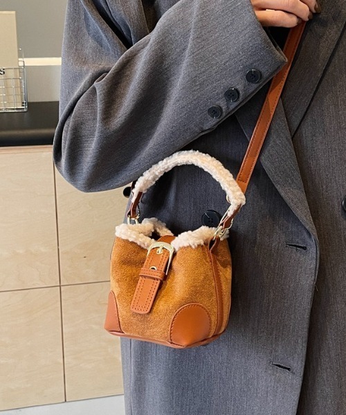 mebole（メボレ）の「コンパクトボアムートンバッグ（ショルダーバッグ・レディース・ベージュ/ブラウン/キャメル/ブラック・FREE）」の4枚目の写真