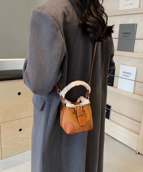 mebole（メボレ）の「コンパクトボアムートンバッグ（ショルダーバッグ・レディース・ベージュ/ブラウン/キャメル/ブラック・FREE）」の5枚目の写真