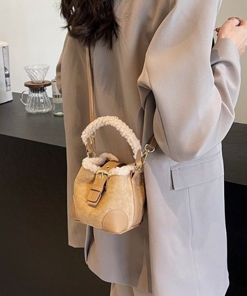 mebole（メボレ）の「コンパクトボアムートンバッグ（ショルダーバッグ・レディース・ベージュ/ブラウン/キャメル/ブラック・FREE）」の6枚目の写真