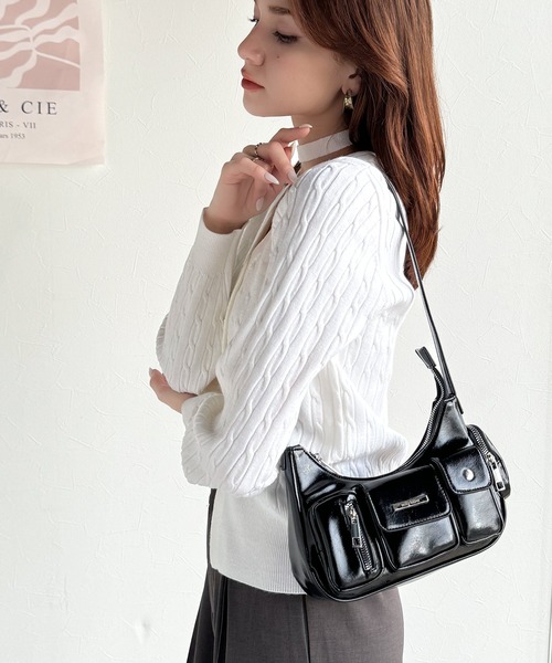 mily bilet(ミウィビレット)の「【mily bilet】コンパクトなのに収納力抜群!エナメルレザーデザインポケットハンドバッグ(ハンドバッグ・レディース・アイボリー/ブラック・ONE SIZE)」の6枚目の写真