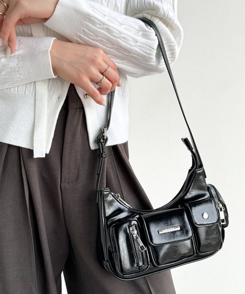 mily bilet(ミウィビレット)の「【mily bilet】コンパクトなのに収納力抜群!エナメルレザーデザインポケットハンドバッグ(ハンドバッグ・レディース・アイボリー/ブラック・ONE SIZE)」の7枚目の写真