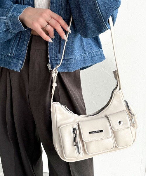 mily bilet(ミウィビレット)の「【mily bilet】コンパクトなのに収納力抜群!エナメルレザーデザインポケットハンドバッグ(ハンドバッグ・レディース・アイボリー/ブラック・ONE SIZE)」の4枚目の写真