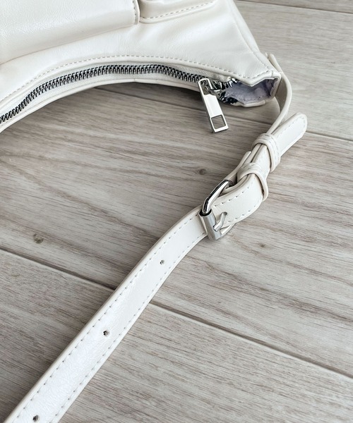 mily bilet(ミウィビレット)の「【mily bilet】コンパクトなのに収納力抜群!エナメルレザーデザインポケットハンドバッグ(ハンドバッグ・レディース・アイボリー/ブラック・ONE SIZE)」の13枚目の写真