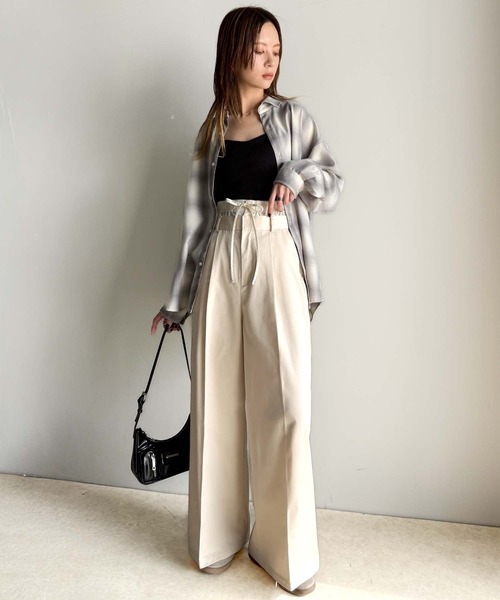 mily bilet(ミウィビレット)の「【mily bilet】コンパクトなのに収納力抜群!エナメルレザーデザインポケットハンドバッグ(ハンドバッグ・レディース・アイボリー/ブラック・ONE SIZE)」の15枚目の写真