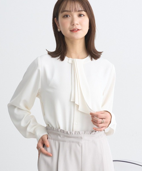 earth music&ecology(アースミュージックアンドエコロジー)の「2WAYボウタイブラウス(シャツ/ブラウス・レディース・オフホワイト/サックスブルー/ピンクベージュ/ドット・FREE)」の2枚目の写真