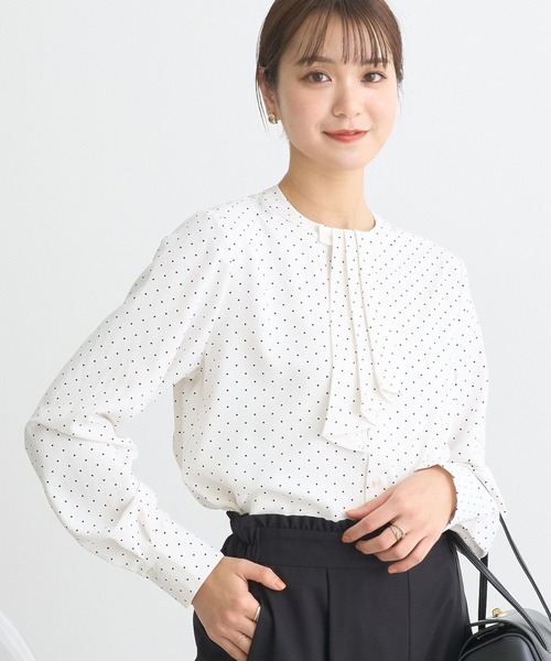 earth music&ecology(アースミュージックアンドエコロジー)の「2WAYボウタイブラウス(シャツ/ブラウス・レディース・オフホワイト/サックスブルー/ピンクベージュ/ドット・FREE)」の4枚目の写真