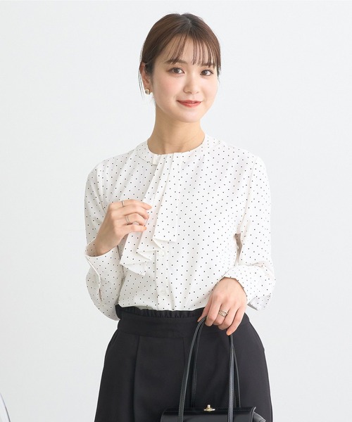 earth music&ecology(アースミュージックアンドエコロジー)の「2WAYボウタイブラウス(シャツ/ブラウス・レディース・オフホワイト/サックスブルー/ピンクベージュ/ドット・FREE)」の11枚目の写真