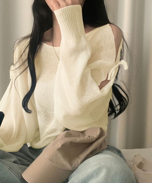 Kuroba(クロバ)の「リボンオープンショルダー透かし編みクロップド丈ニットトップス(ニット/セーター・レディース・ホワイト/ブルーグレー/ブラック・FREE)」の1枚目の写真