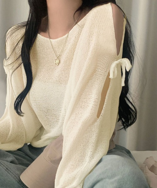 Kuroba(クロバ)の「リボンオープンショルダー透かし編みクロップド丈ニットトップス(ニット/セーター・レディース・ホワイト/ブルーグレー/ブラック・FREE)」の4枚目の写真