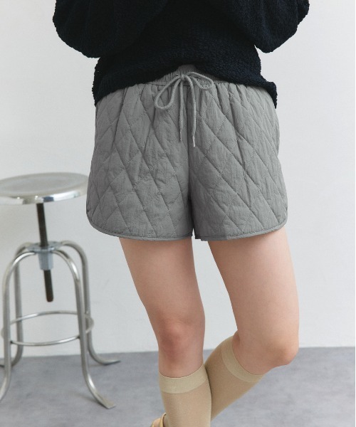 ad thie（アドティエ）の「キルティング ショートパンツ（その他パンツ・レディース・ブラック/グレー/アイボリー・FREE）」の3枚目の写真