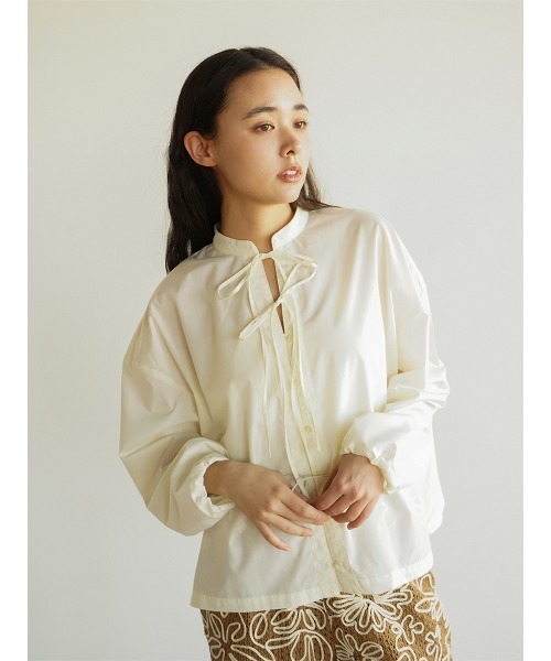 FIKA.(フィーカ)の「Ribbon skipper blouse(シャツ/ブラウス・レディース・ホワイト/ライトブルー・MEDIUM)」の1枚目の写真