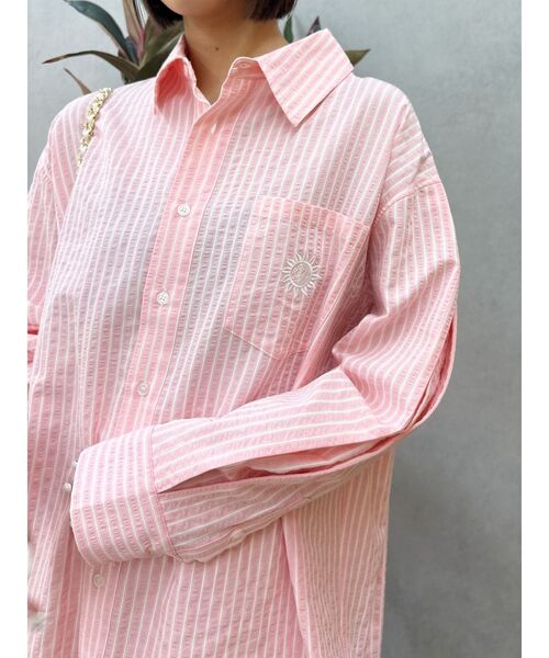 EVRIS（エヴリス）の「SUNNYモチーフストライプオーバーサイズシャツ（シャツ/ブラウス・レディース・ブルー/ホワイト/ピンク/グリーン・FREE）」の6枚目の写真