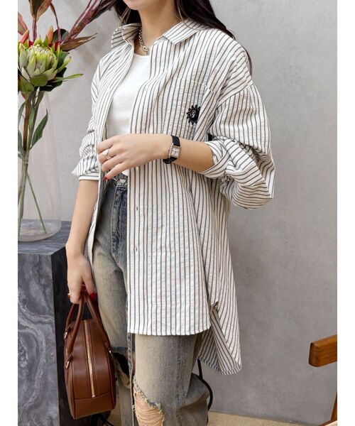 EVRIS（エヴリス）の「SUNNYモチーフストライプオーバーサイズシャツ（シャツ/ブラウス・レディース・ブルー/ホワイト/ピンク/グリーン・FREE）」の2枚目の写真