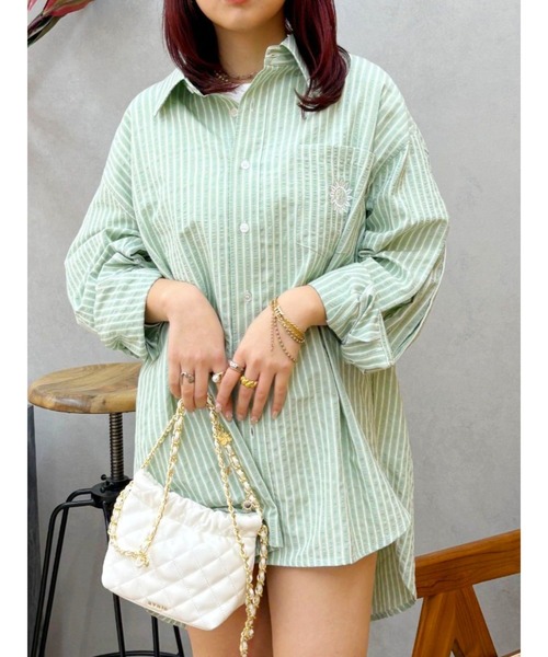 EVRIS（エヴリス）の「SUNNYモチーフストライプオーバーサイズシャツ（シャツ/ブラウス・レディース・ブルー/ホワイト/ピンク/グリーン・FREE）」の3枚目の写真