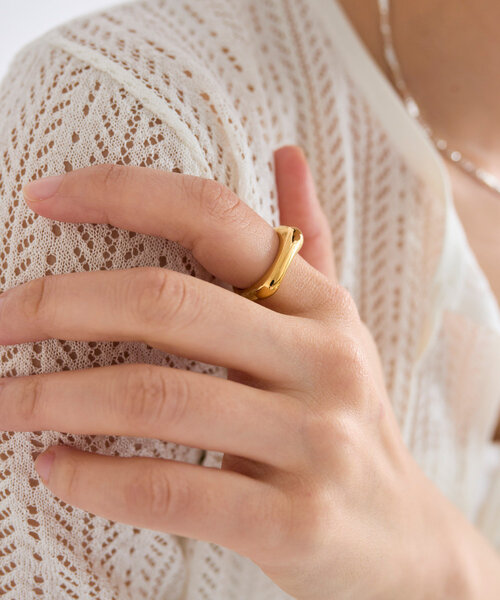 RIVE DROITE（リヴドロワ）の「【R.good(アールドットグッド)】フラットスクエアリング（ネックレス・レディース・シルバー/ゴールド・FREE）」の2枚目の写真