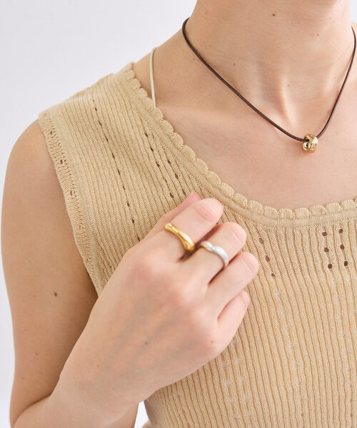 RIVE DROITE（リヴドロワ）の「【R.good(アールドットグッド)】フラットスクエアリング（ネックレス・レディース・シルバー/ゴールド・FREE）」の4枚目の写真