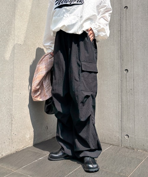 ISOOK（アイスー）の「【ISOOK / アイスー】ルーズパラシュートカーゴパンツ / ナイロンライク しわ加工 ハイウエスト ドロスト 総ゴム アウトポケット ミリタリー 黒 グレー グリーン ZOZOTOWN限定（カーゴパンツ・レディース・グレー/ブラック/カーキ・FREE）」の2枚目の写真