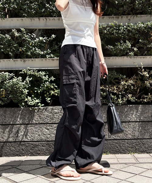 ISOOK（アイスー）の「【ISOOK / アイスー】ルーズパラシュートカーゴパンツ / ナイロンライク しわ加工 ハイウエスト ドロスト 総ゴム アウトポケット ミリタリー 黒 グレー グリーン ZOZOTOWN限定（カーゴパンツ・レディース・グレー/ブラック/カーキ・FREE）」の16枚目の写真