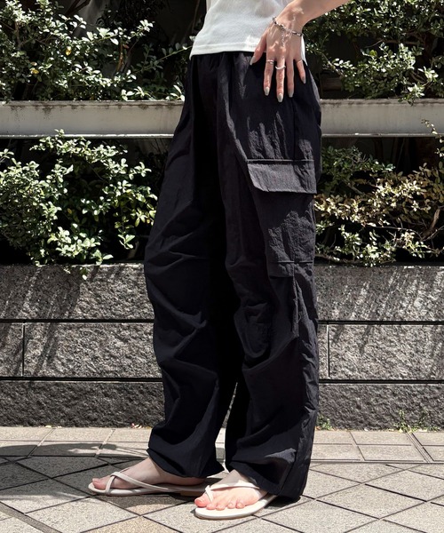 ISOOK（アイスー）の「【ISOOK / アイスー】ルーズパラシュートカーゴパンツ / ナイロンライク しわ加工 ハイウエスト ドロスト 総ゴム アウトポケット ミリタリー 黒 グレー グリーン ZOZOTOWN限定（カーゴパンツ・レディース・グレー/ブラック/カーキ・FREE）」の18枚目の写真