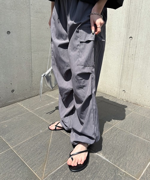 ISOOK（アイスー）の「【ISOOK / アイスー】ルーズパラシュートカーゴパンツ / ナイロンライク しわ加工 ハイウエスト ドロスト 総ゴム アウトポケット ミリタリー 黒 グレー グリーン ZOZOTOWN限定（カーゴパンツ・レディース・グレー/ブラック/カーキ・FREE）」の9枚目の写真