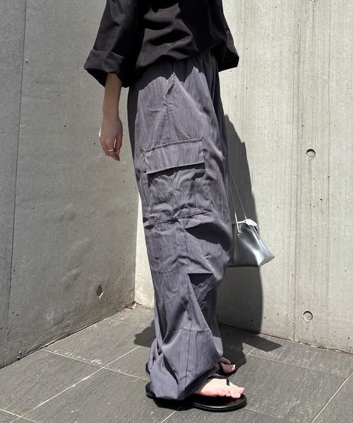 ISOOK（アイスー）の「【ISOOK / アイスー】ルーズパラシュートカーゴパンツ / ナイロンライク しわ加工 ハイウエスト ドロスト 総ゴム アウトポケット ミリタリー 黒 グレー グリーン ZOZOTOWN限定（カーゴパンツ・レディース・グレー/ブラック/カーキ・FREE）」の12枚目の写真