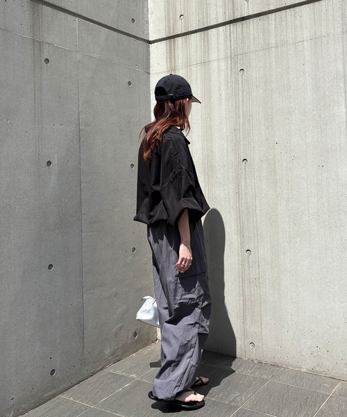 ISOOK（アイスー）の「【ISOOK / アイスー】ルーズパラシュートカーゴパンツ / ナイロンライク しわ加工 ハイウエスト ドロスト 総ゴム アウトポケット ミリタリー 黒 グレー グリーン ZOZOTOWN限定（カーゴパンツ・レディース・グレー/ブラック/カーキ・FREE）」の8枚目の写真