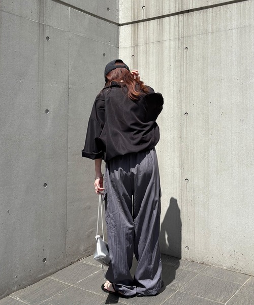 ISOOK（アイスー）の「【ISOOK / アイスー】ルーズパラシュートカーゴパンツ / ナイロンライク しわ加工 ハイウエスト ドロスト 総ゴム アウトポケット ミリタリー 黒 グレー グリーン ZOZOTOWN限定（カーゴパンツ・レディース・グレー/ブラック/カーキ・FREE）」の13枚目の写真