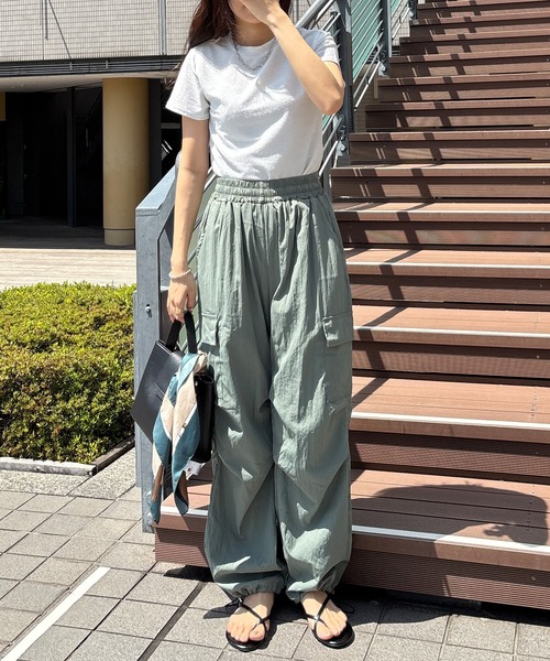 ISOOK（アイスー）の「【ISOOK / アイスー】ルーズパラシュートカーゴパンツ / ナイロンライク しわ加工 ハイウエスト ドロスト 総ゴム アウトポケット ミリタリー 黒 グレー グリーン ZOZOTOWN限定（カーゴパンツ・レディース・グレー/ブラック/カーキ・FREE）」の5枚目の写真